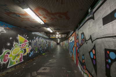 825738 Gezicht in de fietstunnel onder het Westplein te Utrecht, uit het zuiden, met op de tunnelwanden graffiti.N.B. ...